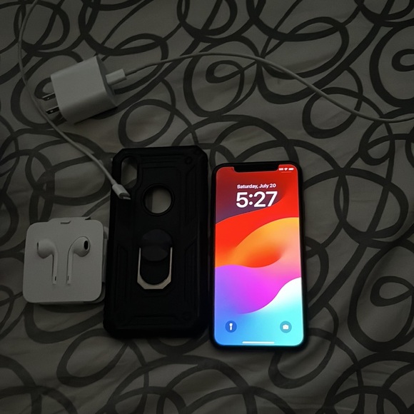 IPHONE XS - Picture 3 of 4